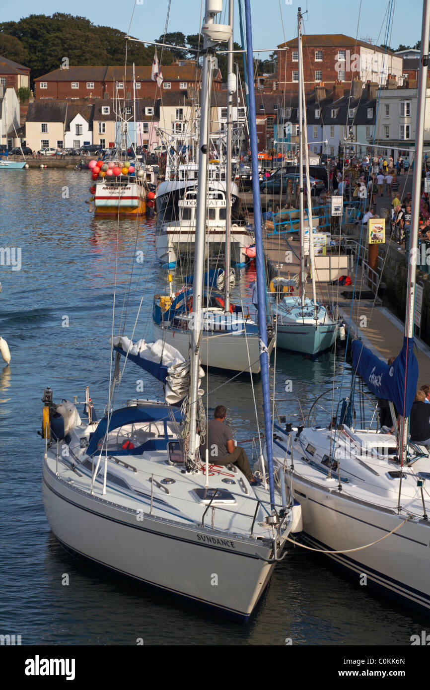 Yacht ormeggiati fino a Weymouth Quay nel mese di agosto Foto Stock