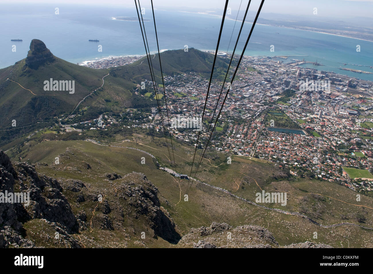 Vista in elevazione del Cape Town da Table Mountain Cabinovia, Sud Africa Foto Stock