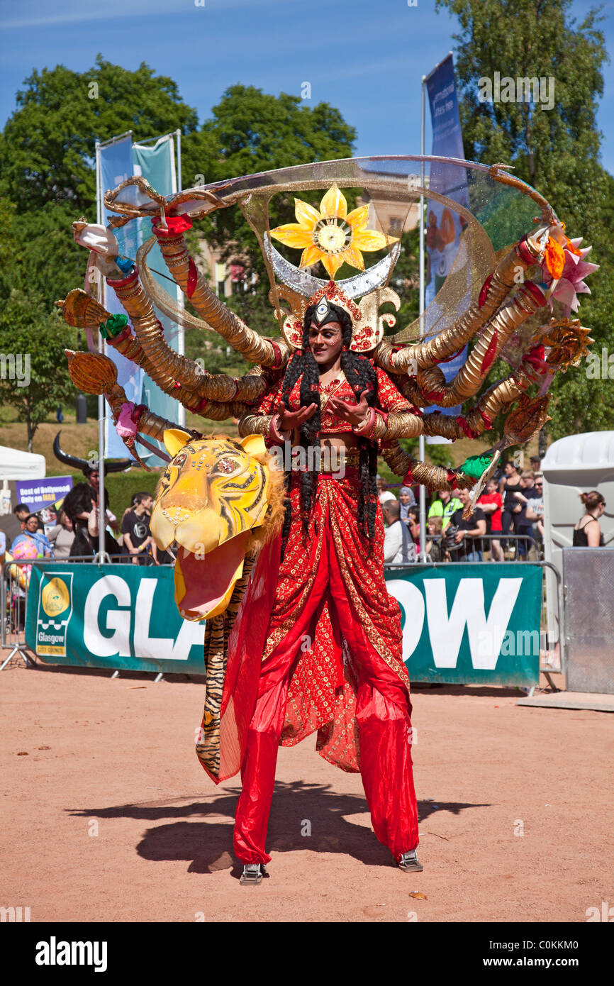 Attore su palafitte raffigurante la dea Indù Durga in una prestazione del gioco, "Nature's icone'; 2010 Edinburgh Mela Foto Stock