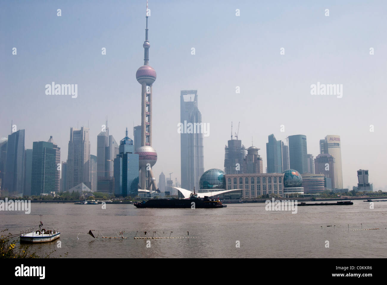 Il porto di Shanghai con la Oriental Pearl TV Tower davanti e il mondo Finance Centre in costruzione, Shanghai Foto Stock