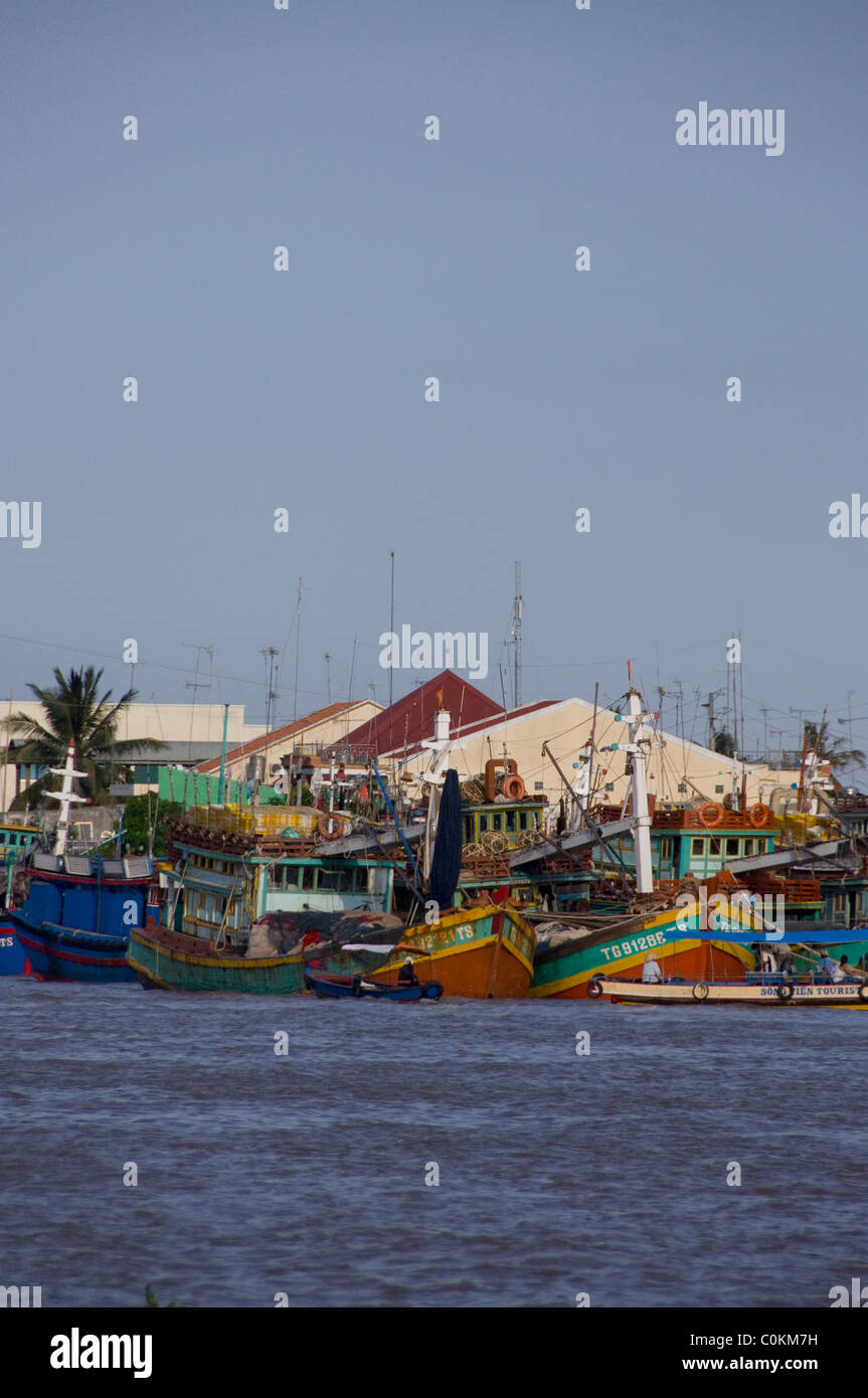 Asia, Vietnam, Ho Chi Minh City (aka Saigon). Delta città portuale di My Tho, viste lungo il fiume Mekong Delta. Foto Stock