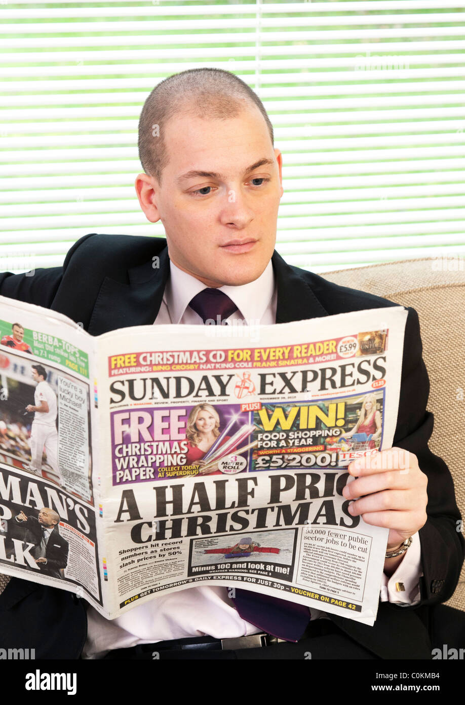 L'uomo la lettura Sunday Express giornale nel Regno Unito Foto Stock