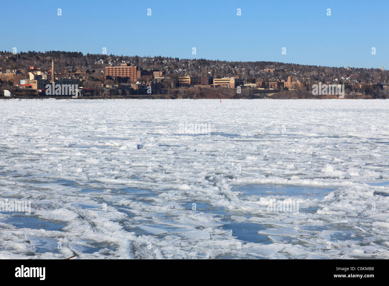 Vista invernale del lago Superior ricoperto di ghiaccio e della città di Duluth, Minnesota. Foto Stock