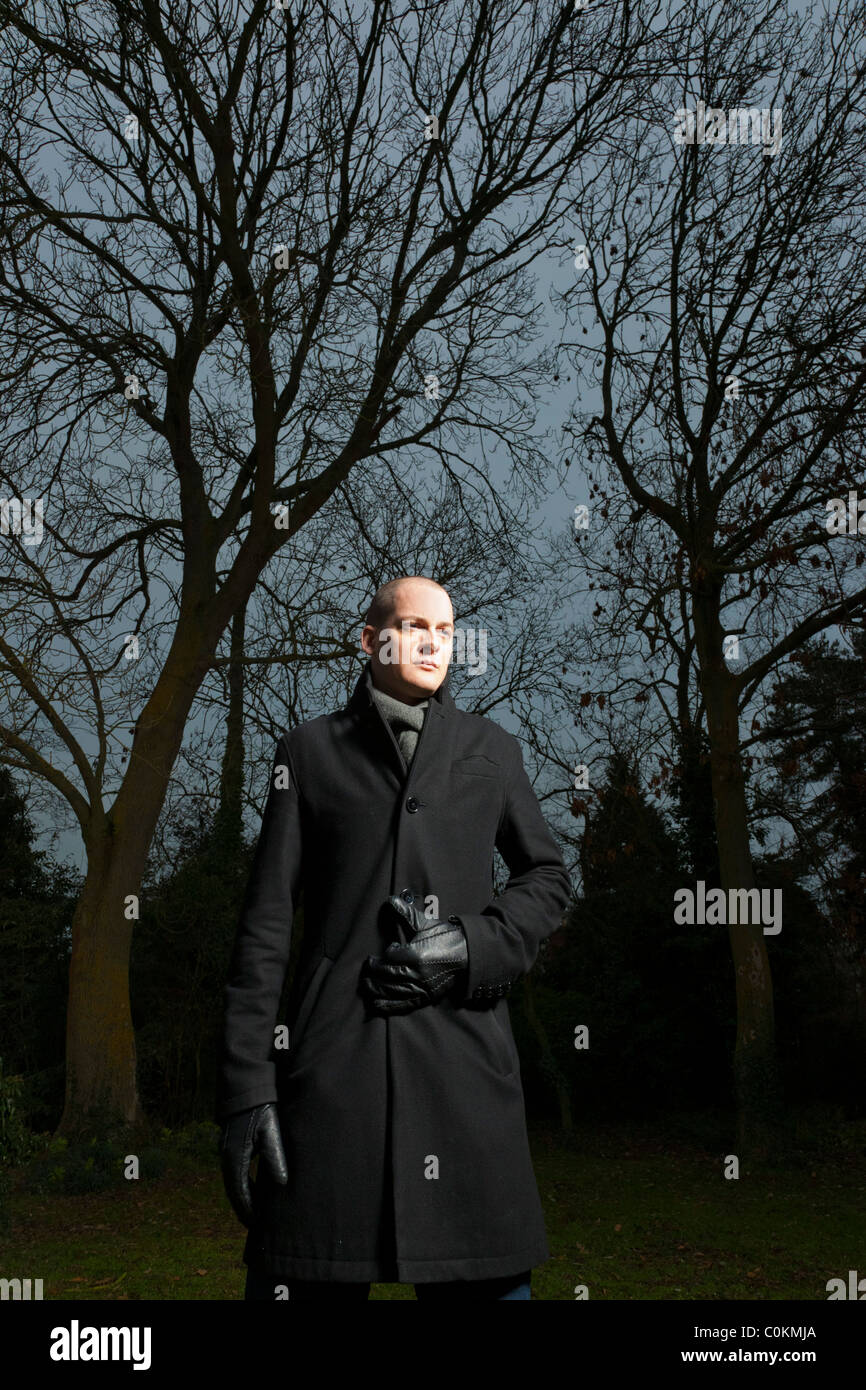 Giovane uomo all'aperto nel crepuscolo Foto Stock