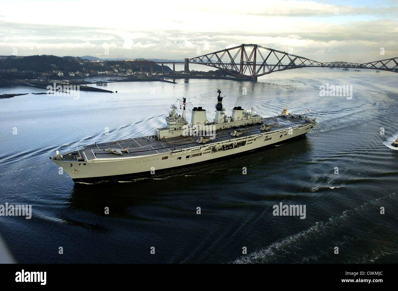 Portaerei HMS Ark Royal proveniente sotto il Ponte di Forth Rail sul suo modo di Rosyth dock yard. Foto Stock