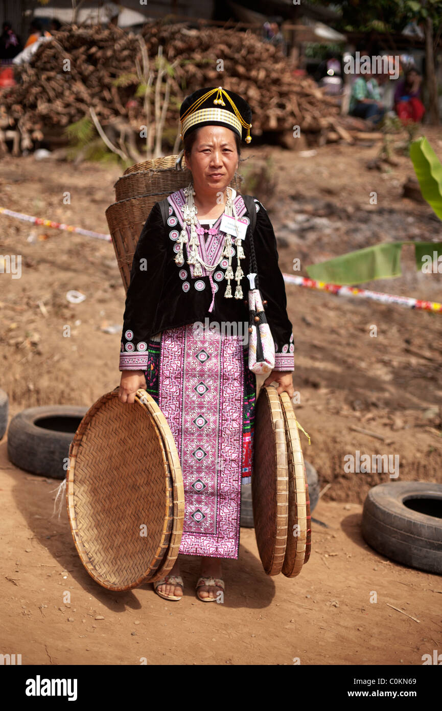 Hmong hill tribe donna in abito tradizionale a un nuovo anno festival presso appeso Saew Village Chiang Mai, Thailandia. Foto Stock