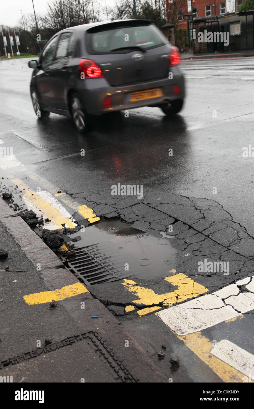 Buche in una trafficata strada NEL REGNO UNITO. Foto Stock