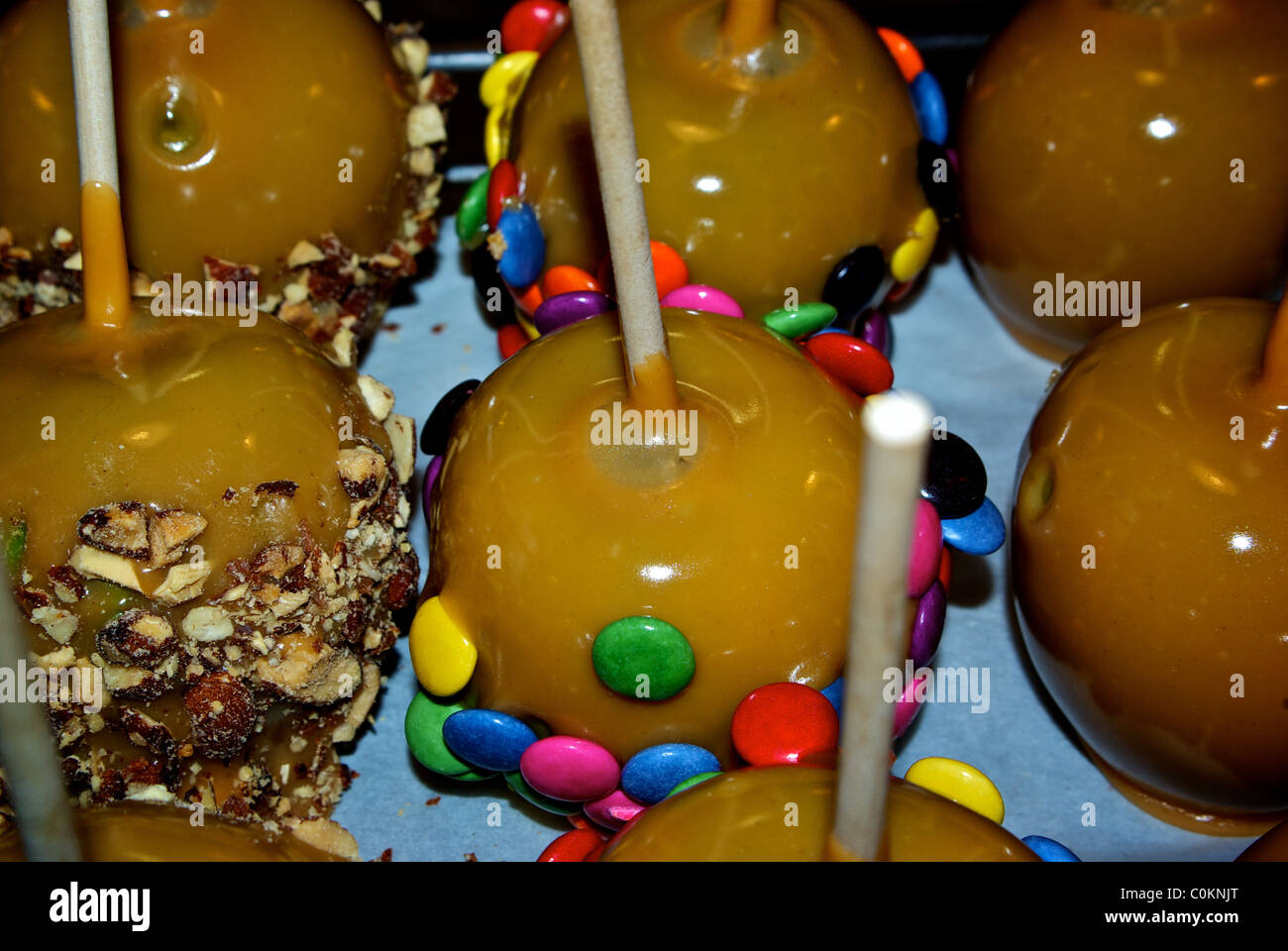 Dado tritato Smarties cioccolatini ricoperti di caramello mele Granville Island mercato pubblico Foto Stock