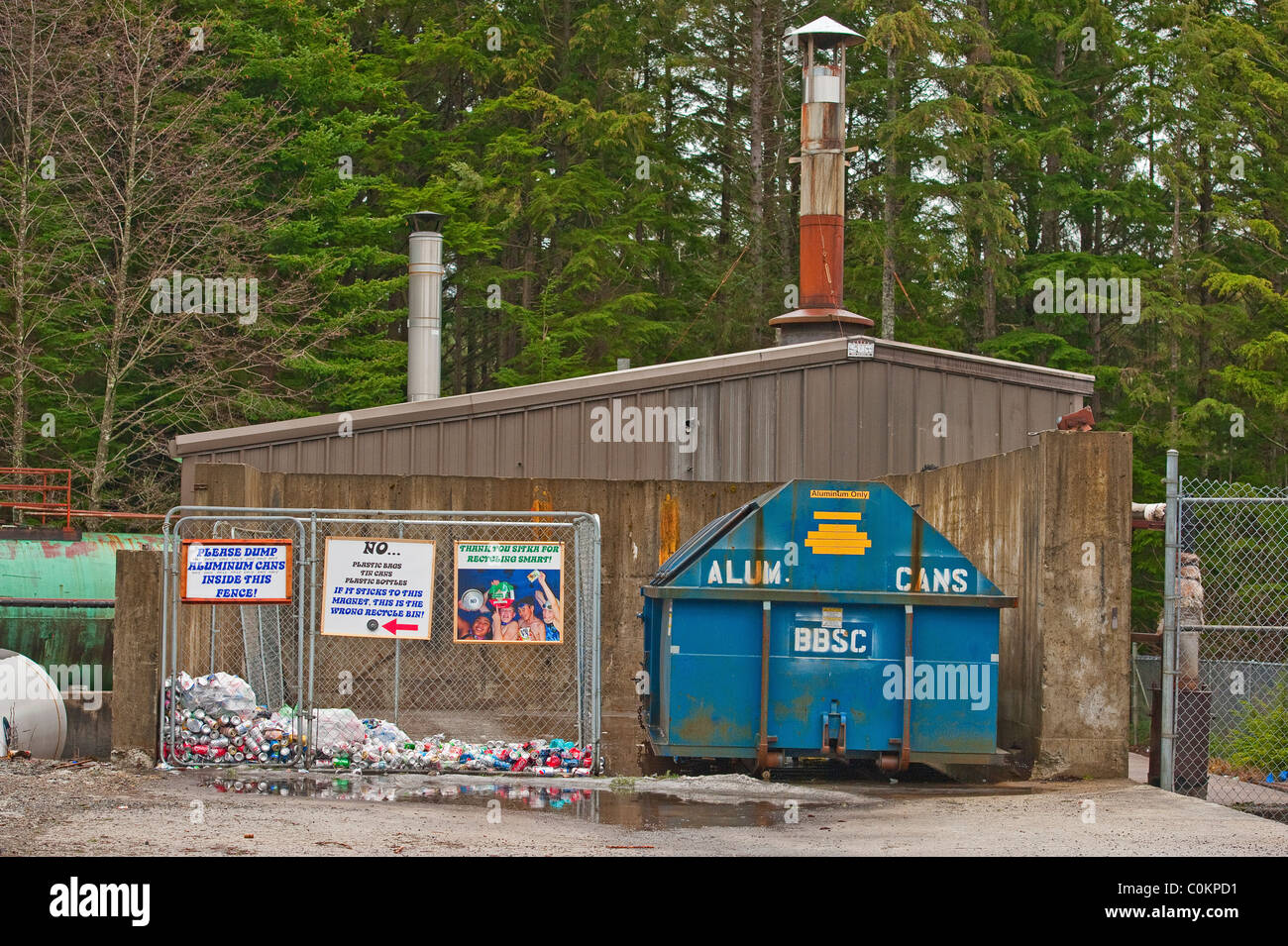 Sitka scuole comunitarie, "Re-cycle Sitka " centro di raccolta in Sitka, Alaska. Alluminio può gabbia di raccolta. Foto Stock