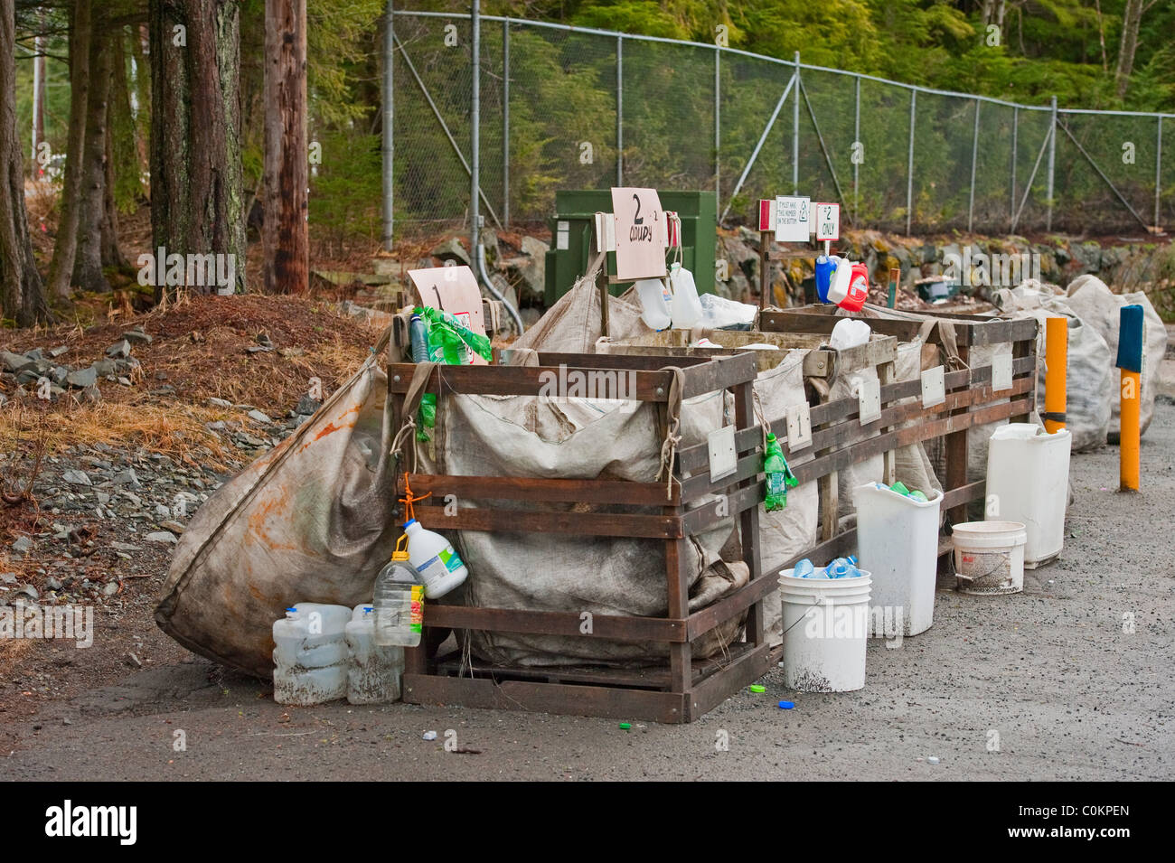 Sitka scuole comunitarie, "Re-cycle Sitka " centro di raccolta in Sitka, Alaska. Alluminio può gabbia di raccolta. Foto Stock