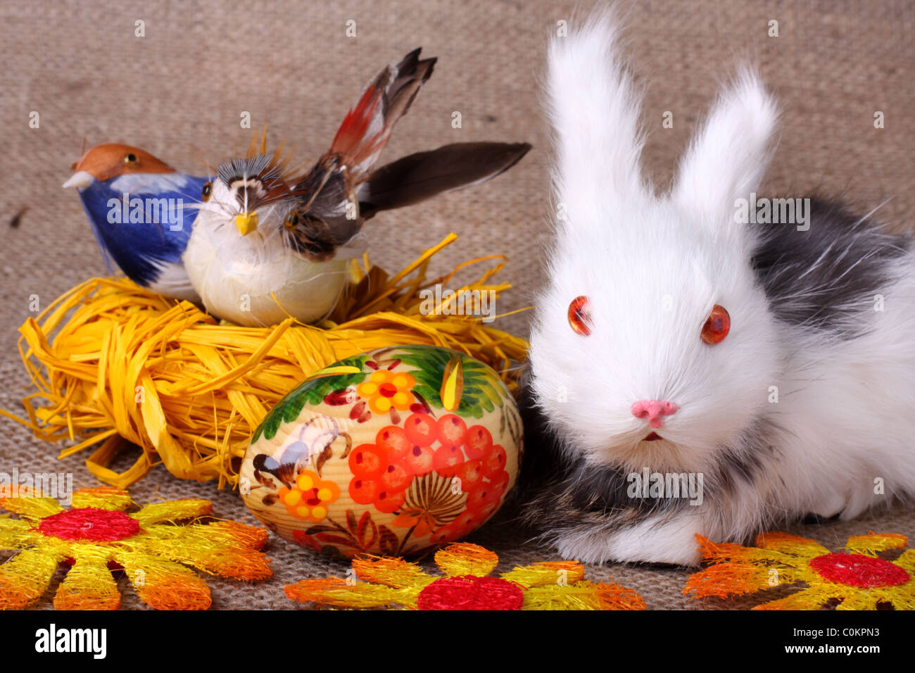 Toy bunny, uovo di pasqua e di uccelli su saccheggi sullo sfondo Foto Stock