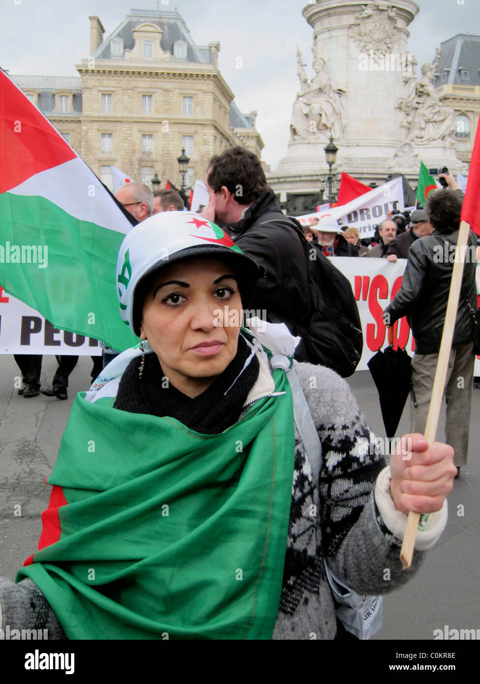 Parigi, Francia, dimostrazione delle proteste della Primavera araba, a sostegno della rivoluzione libica, Ritratto della donna algerina che protestava; Scarpa capo, proteste di strada, primavera araba, politica Foto Stock