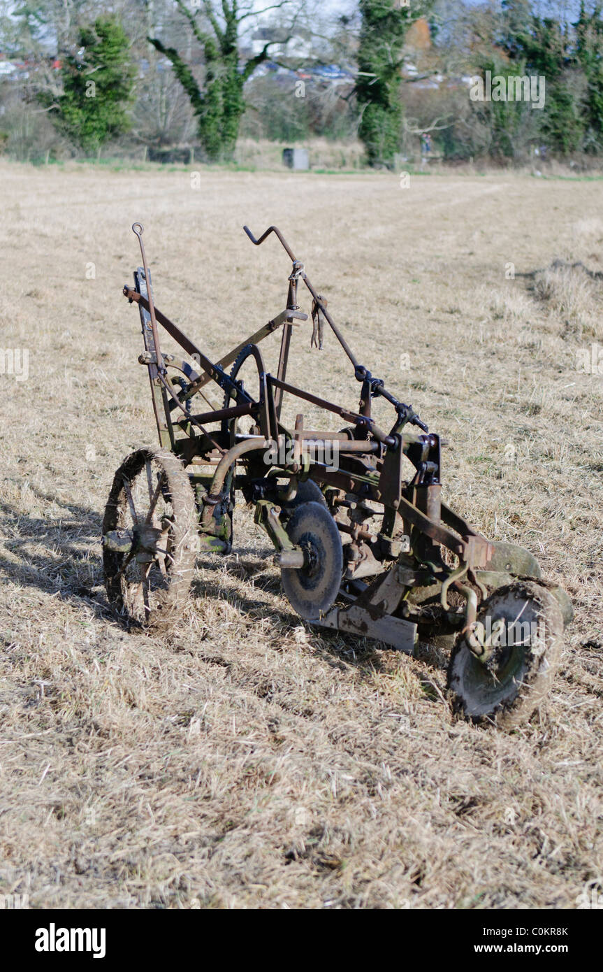 Vecchio aratro in un campo Foto Stock