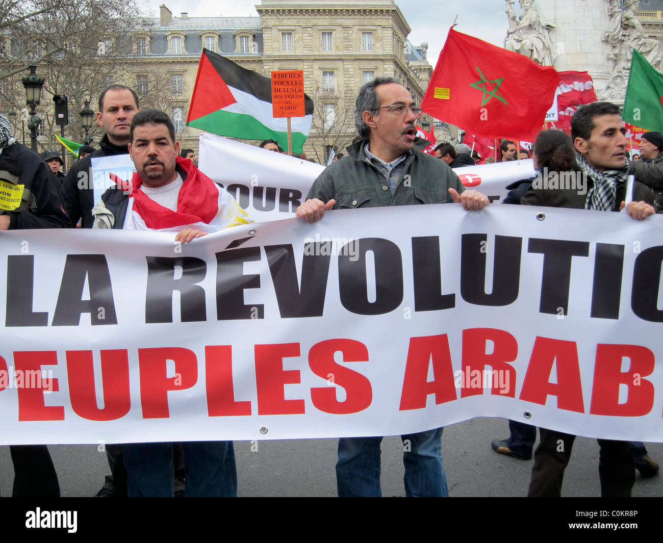 Parigi, Francia, gente di folla che marciano la strada, le proteste della primavera araba, la dimostrazione, a sostegno della rivoluzione libica e di altre rivoluzioni arabe, manifestanti che tiene bandiere, primavera araba, politica, 2011 Foto Stock