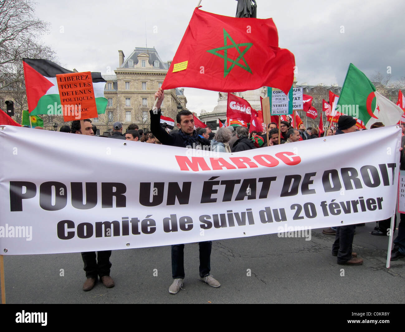 Parigi, Francia, persone che tengono un banner di protesta, dimostrazione del Marocco, bandiera francese, solidarietà delle rivoluzioni arabe "proteste della primavera araba" primavera araba, politica internazionale Foto Stock