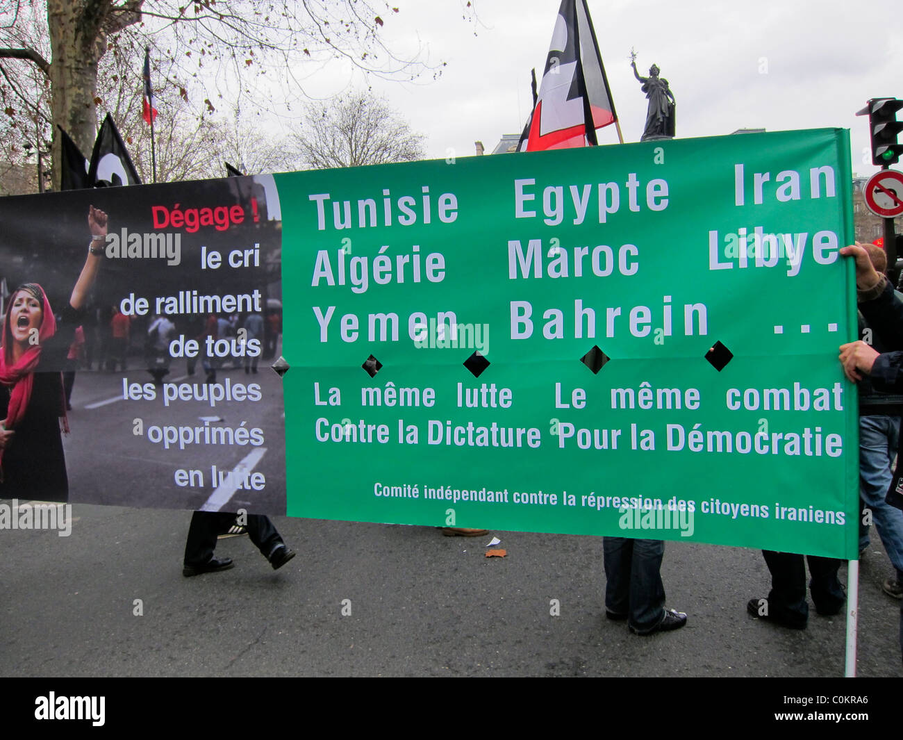 Parigi, Francia, Libia dimostrazione, a sostegno della rivoluzione libica, Gruppo di Banner Internazionale 'le proteste della Primavera araba' primavera araba, politica Foto Stock