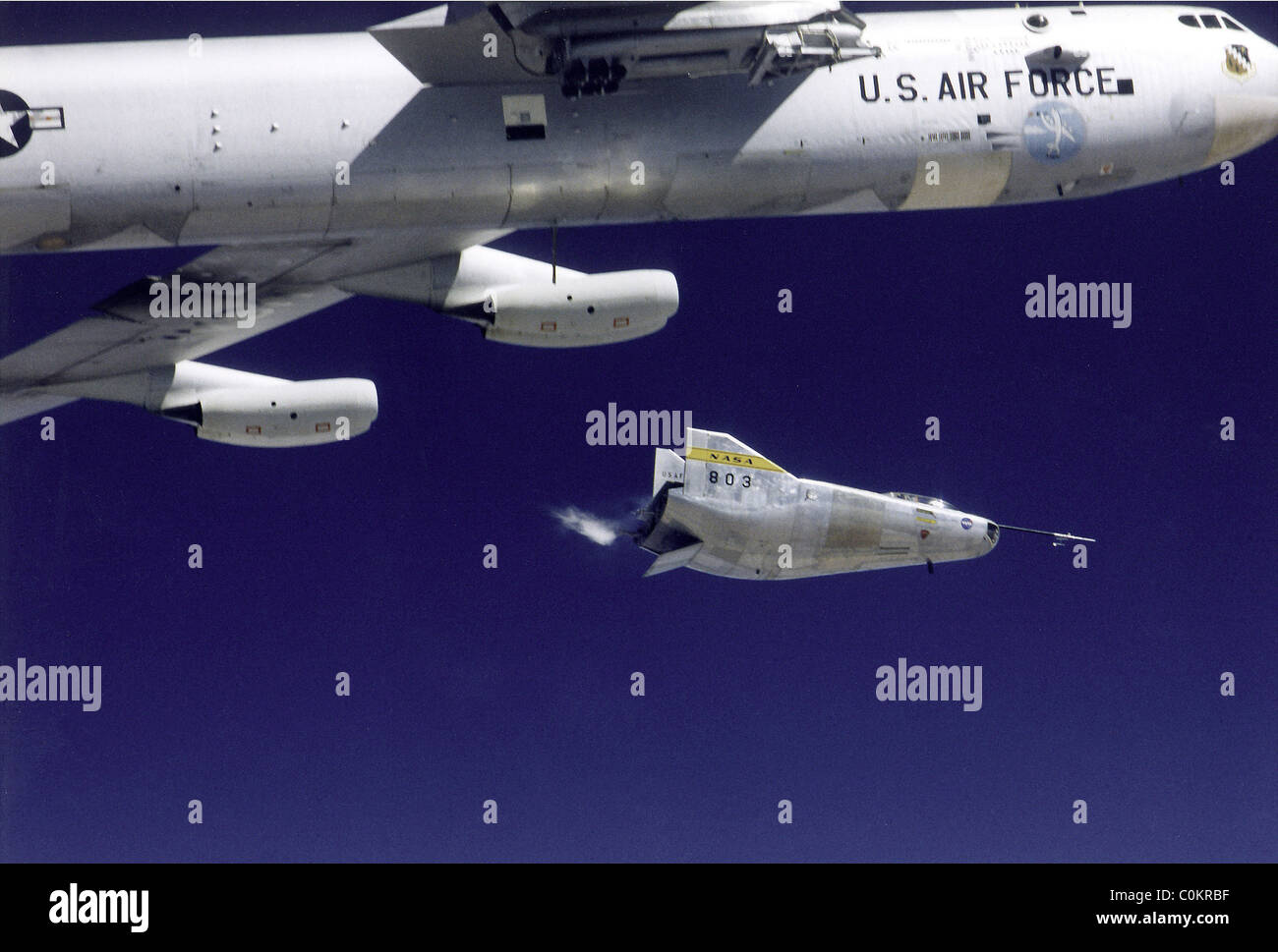M2-F3-sollevamento corpo aerei di ricerca inizia il suo razzo-powered volo dopo essere stato lanciato da ala della NASA B-52 mothership. Foto Stock