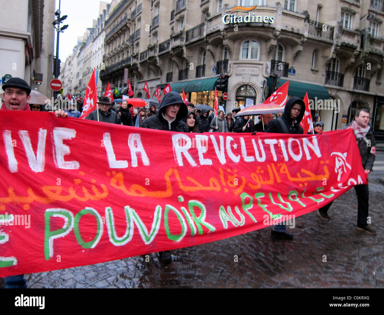 Parigi, Francia, Primavera araba proteste, di dimostrazione a sostegno della rivoluzione libica, Francese estrema sinistra par politico-ty con banner rosso, (N.P.A.) Foto Stock