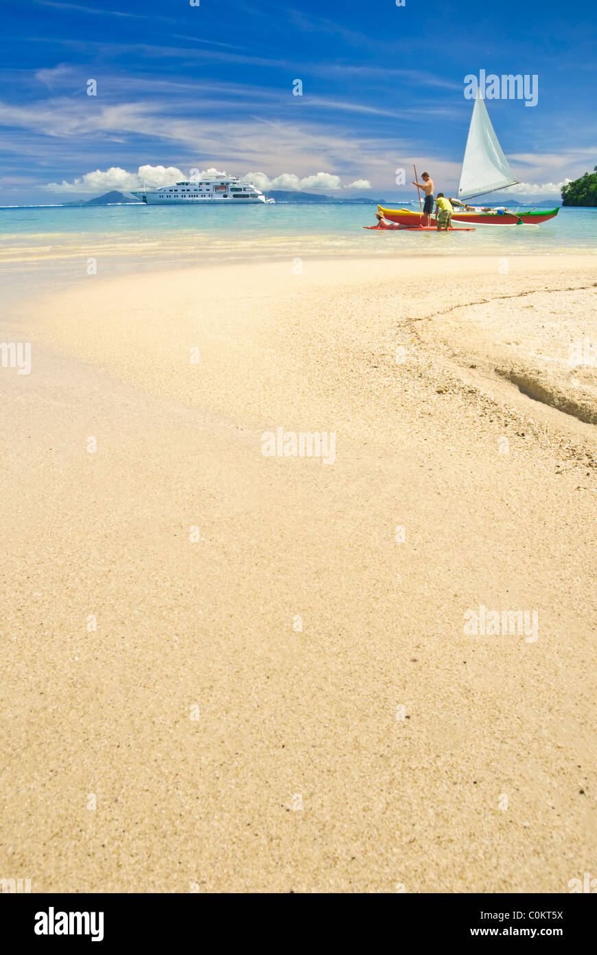 Outrigger Canoe sulla spiaggia di sabbia bianca nel Pacifico del sud. Huahine, Polinesia Francese Foto Stock