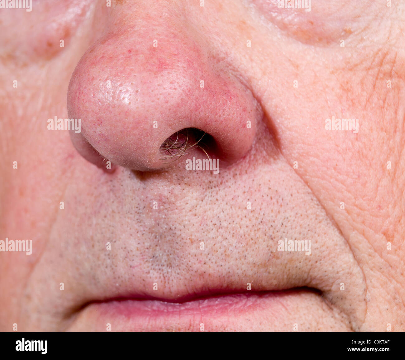 Vista frontale di uomo maturo del naso e del labbro superiore con la bocca appena visibile Foto Stock