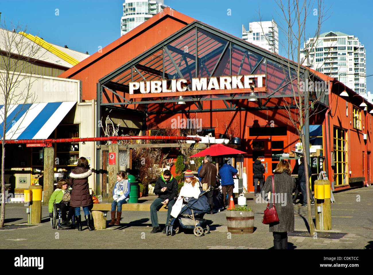 La folla di persone in ingresso al Granville Island mercato pubblico di Vancouver Foto Stock