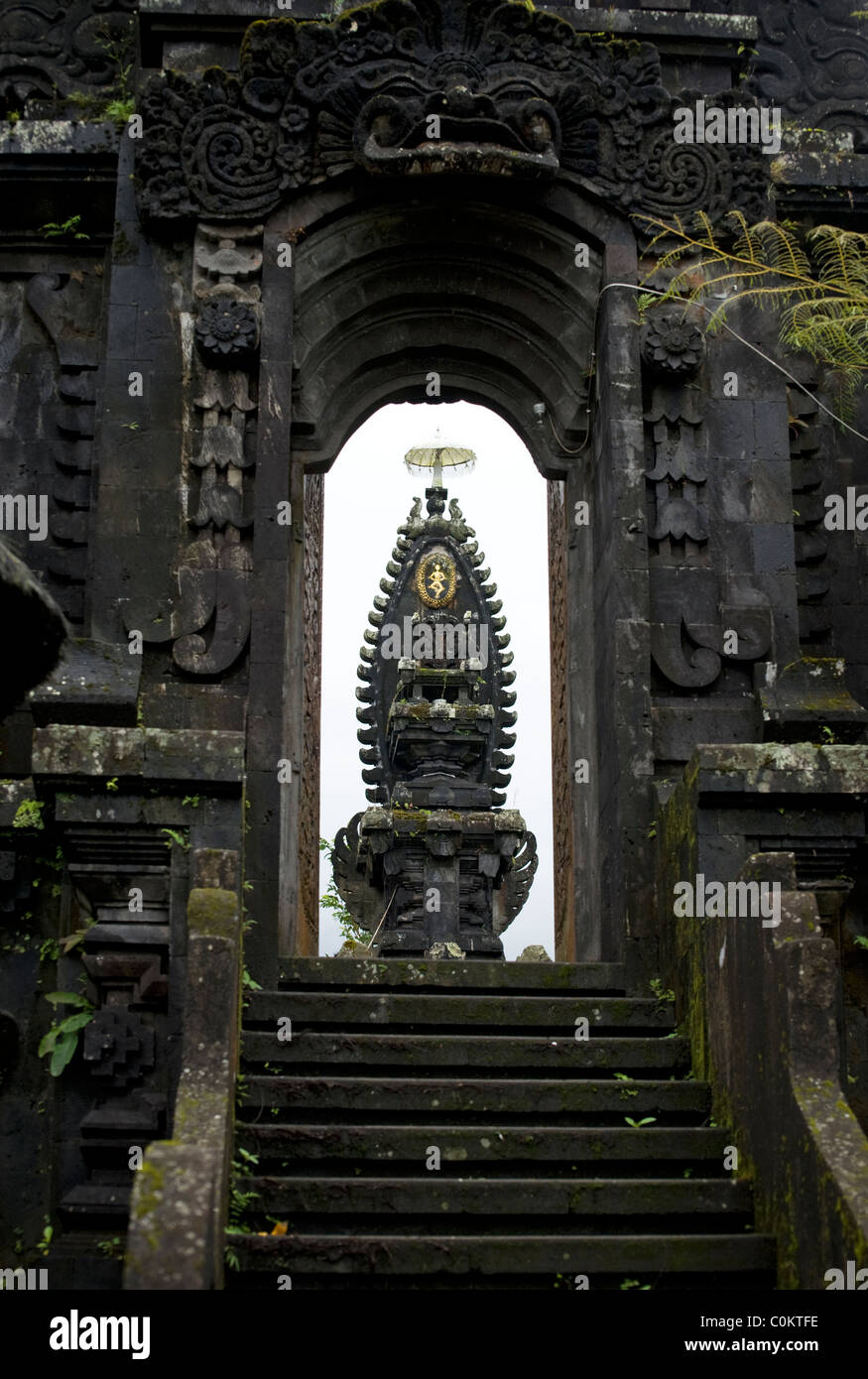 Un esame dettagliato di una scultura in pietra del dio indù Shiva presso l'antico Tempio Madre, Besakih, in Bali, Indonesia. Foto Stock