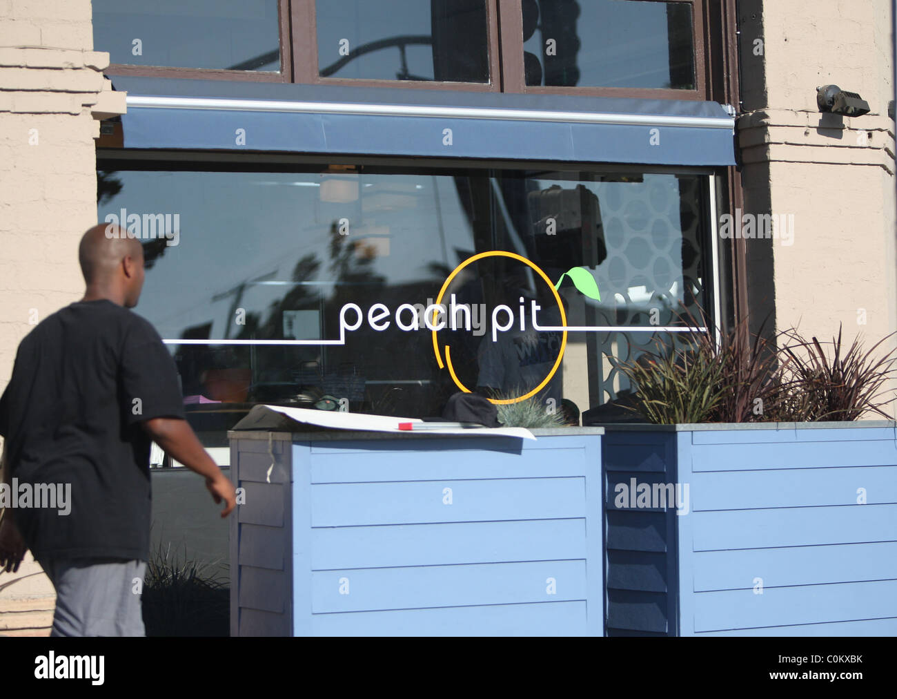 Il Komoko Servira Come Il Peach Pit Per La Cast Un Moderno Spin Off Della Serie Televisive Di Successo Beverly Hills Los Foto Stock Alamy Il Komoko Servira Come Il Peach Pit Per La Cast Un Moderno Spin Off Della Serie Televisive Di Successo Beverly Hills Los Foto Stock Alamy