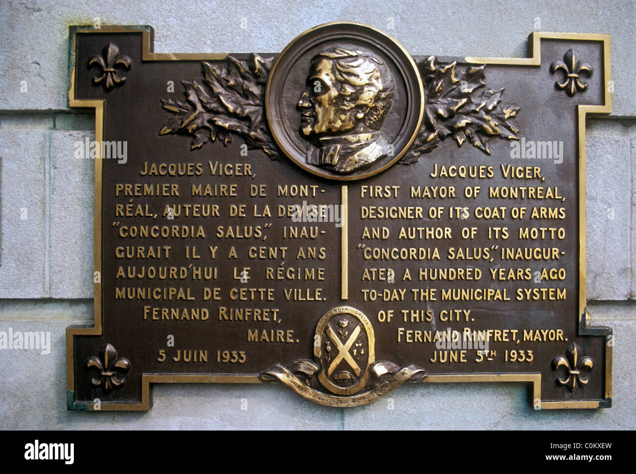 Targa di bronzo, bilinguismo, onorando, Jacques Viger, il Municipio, l'Hotel de Ville, città di Montreal, Montreal, Provincia di Quebec, Canada, America del Nord Foto Stock