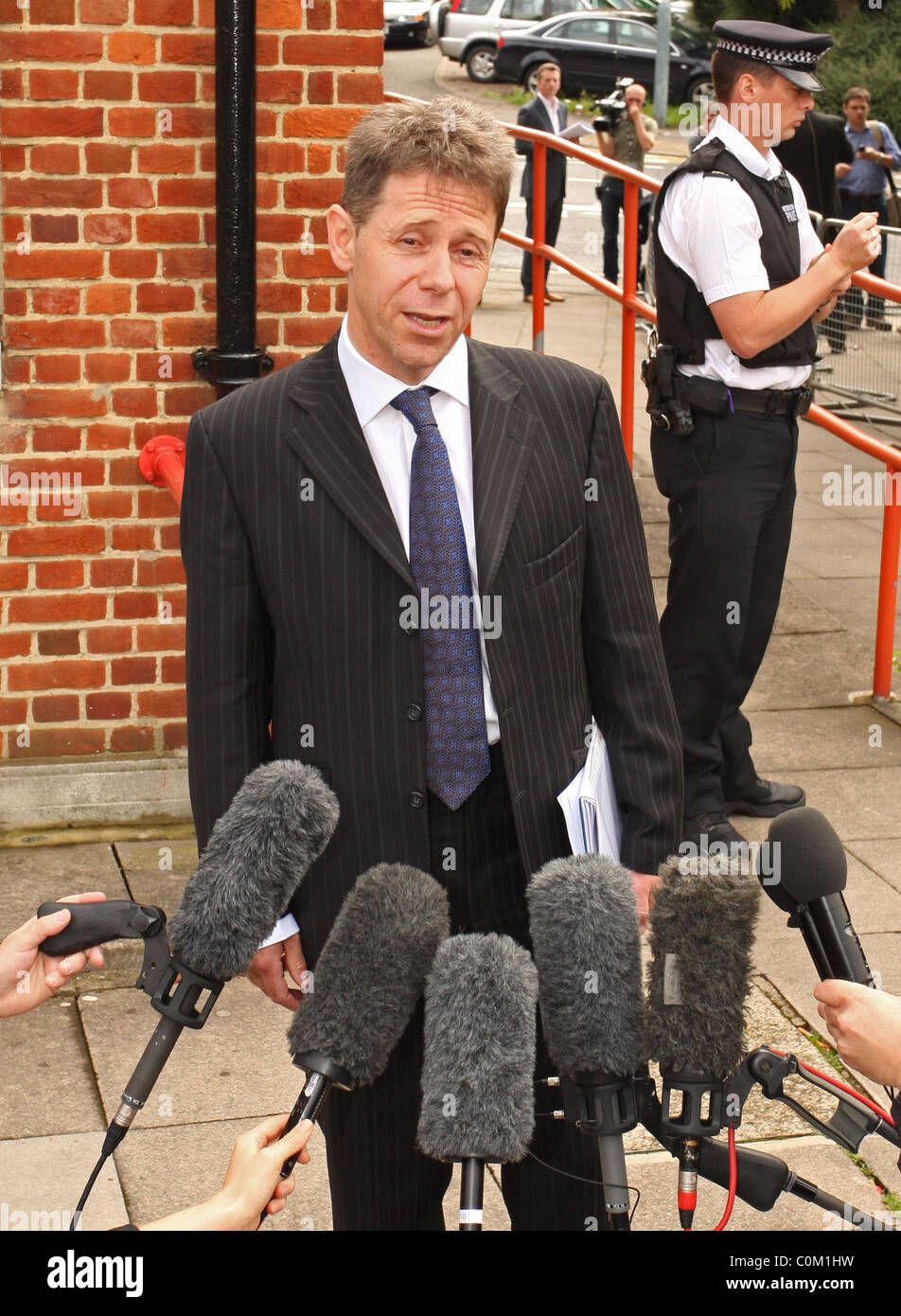 Solicitor David tappatrice parla per la stampa al di fuori di Uxbridge Magistrates' Court dopo un giudice ordinò che il suo cliente Paul Gadd Foto Stock