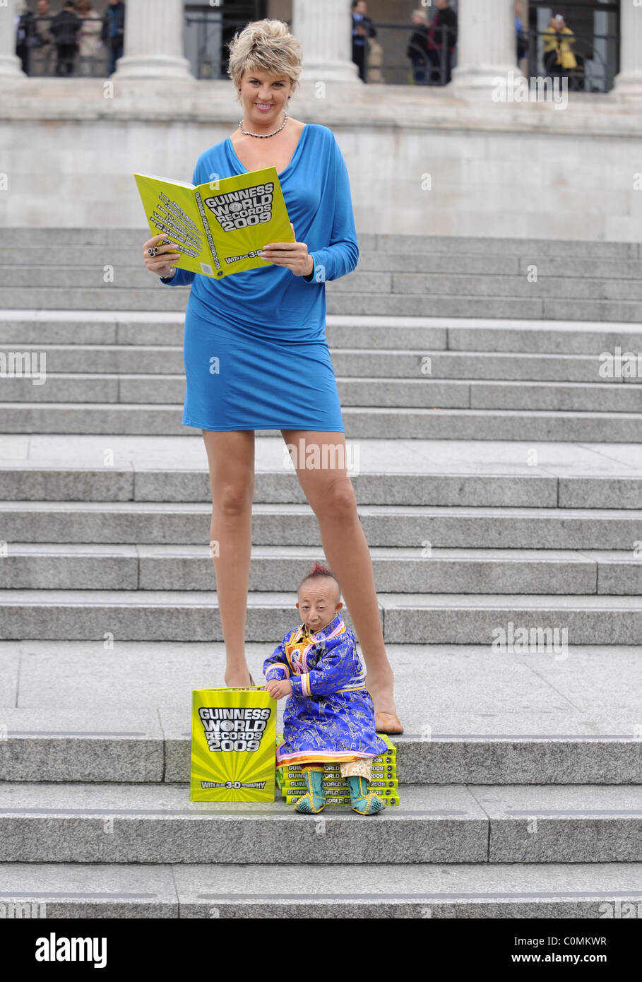 Egli Pingping e Svetlana Pankratova Photocall per il Guinness dei record con i mondi più breve uomo Egli Pingping e il Foto Stock