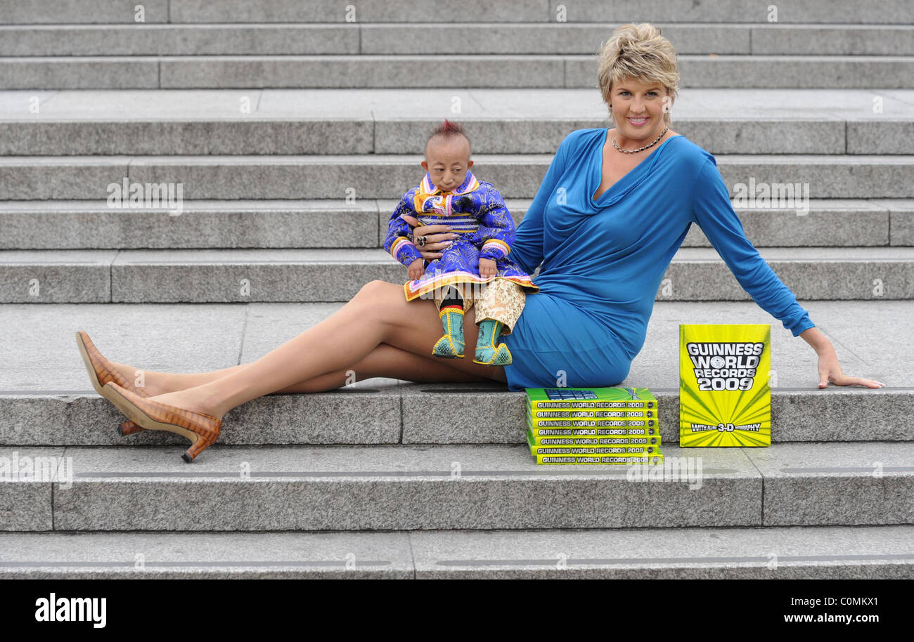 Egli Pingping e Svetlana Pankratova Photocall per il Guinness dei record con i mondi più breve uomo Egli Pingping e il Foto Stock