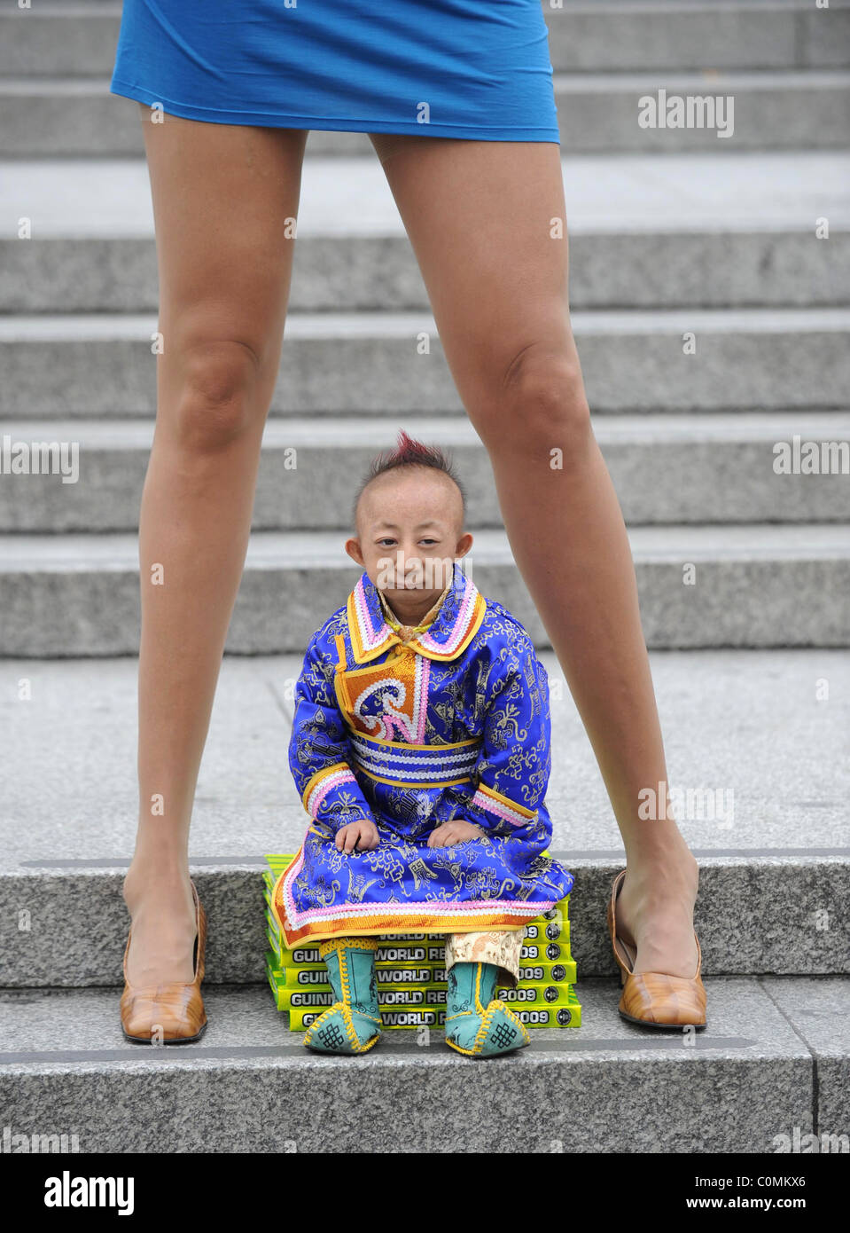Egli Pingping e Svetlana Pankratova Photocall per il Guinness dei record con i mondi più breve uomo Egli Pingping e il Foto Stock