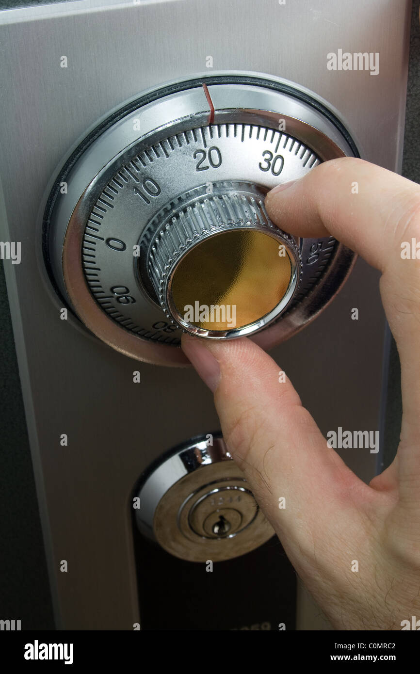 Girando a mano serratura a combinazione per la sicurezza Foto Stock