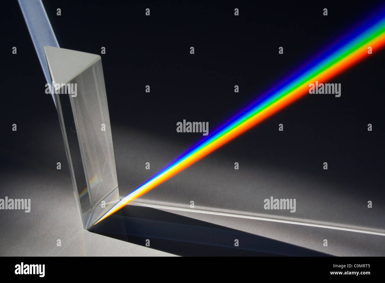 Spettro di luce creato dalla luce solare che passa attraverso il prisma di vetro Foto Stock