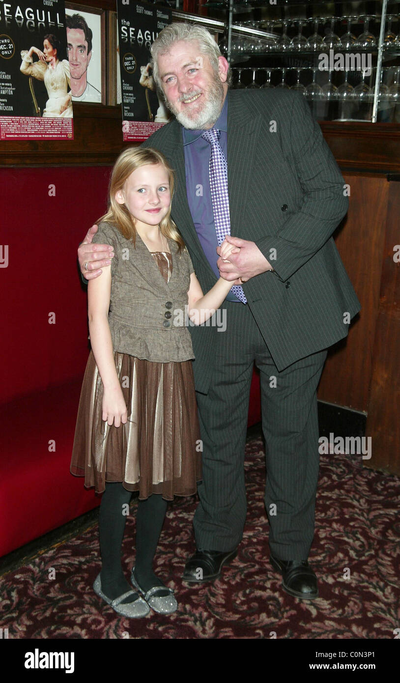 Peter Wight e sua figlia Polly apertura notturna afterparty di "Il Gabbiano" tenutosi a sardi del ristorante New York City, Stati Uniti d'America - Foto Stock