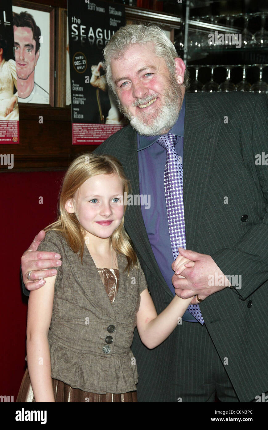 Peter Wight e sua figlia Polly apertura notturna afterparty di "Il Gabbiano" tenutosi a sardi del ristorante New York City, Stati Uniti d'America - Foto Stock