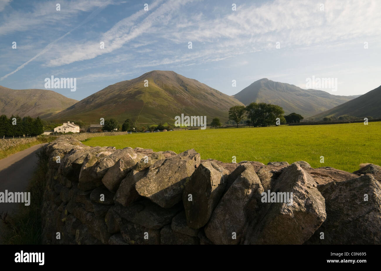 Guardando verso Kirk cadde e grande timpano dalla testa Wasdale, Wast Water, Parco Nazionale del Distretto dei Laghi, Cumbria, Inghilterra Foto Stock