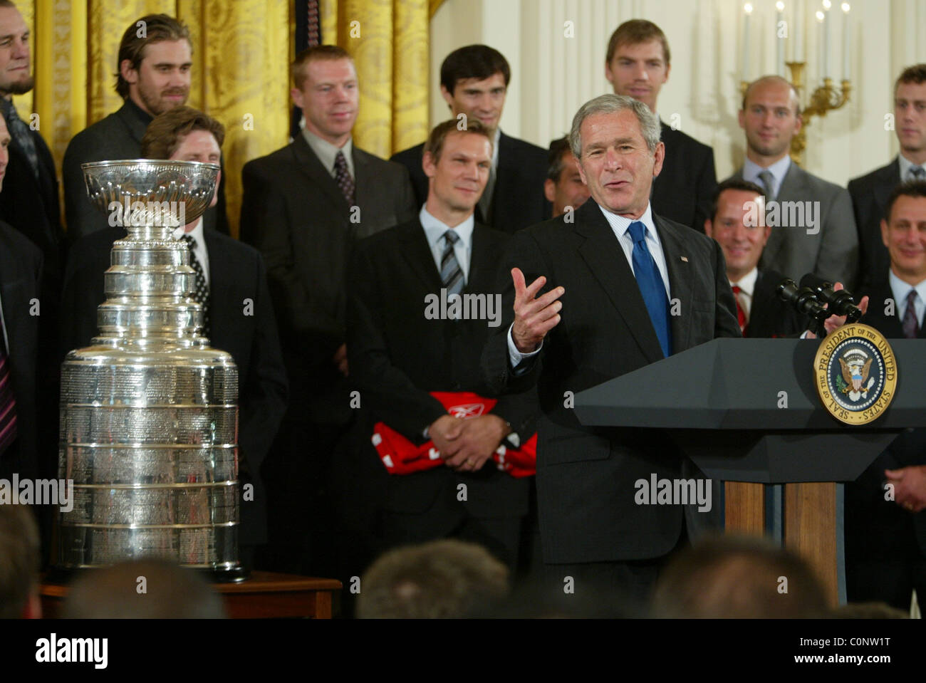 Il Presidente George W Bush al 2008 NHL Stanley Cup Champion ali rosse di Detroit presentazione tenutasi nella Sala Est del bianco Foto Stock