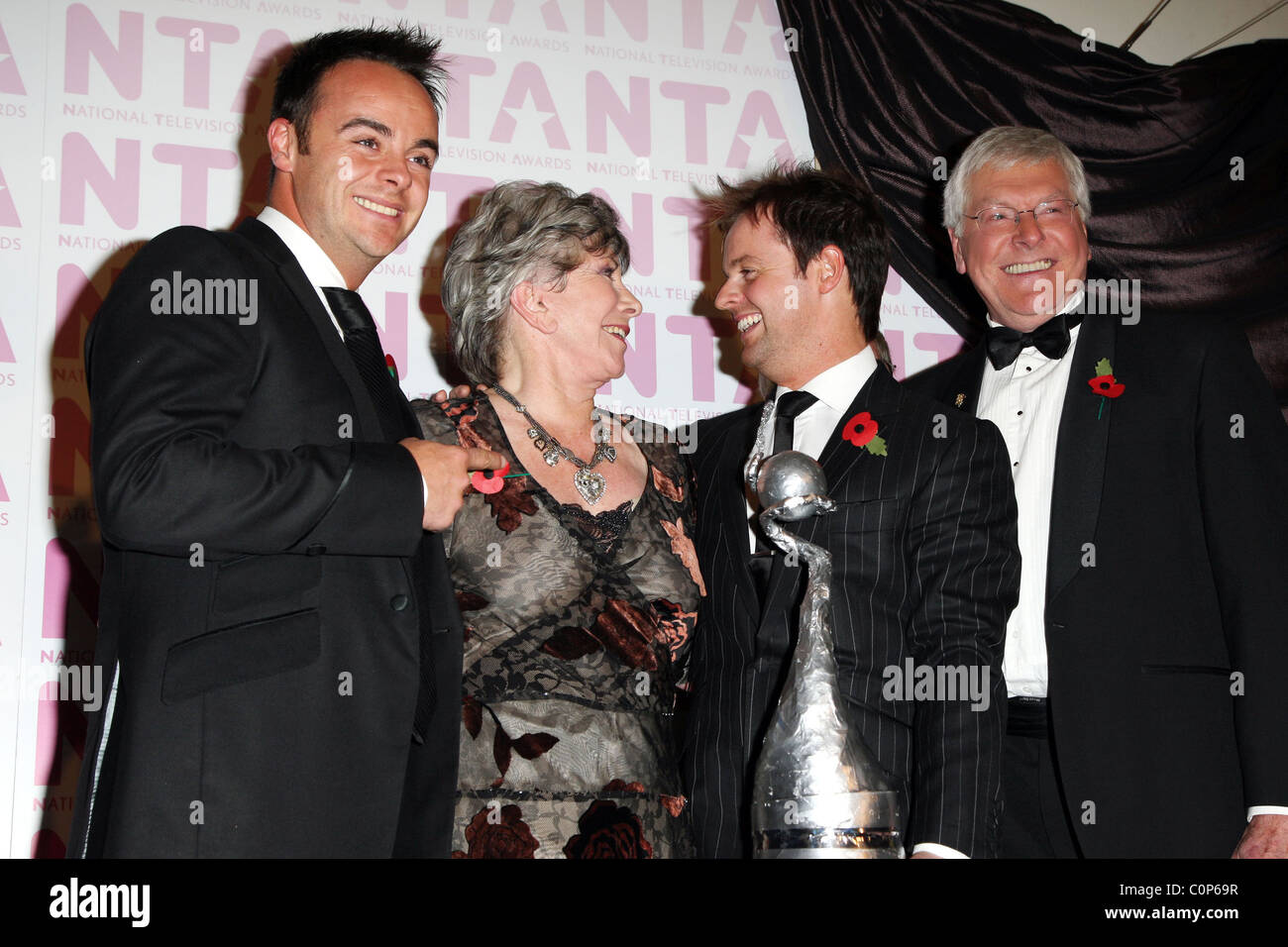 Anthony McPartlin e Declan Donnelly, Peter Purves, Valerie Singleton e John Noakes National Television Awards 2008 tenutasi a Foto Stock