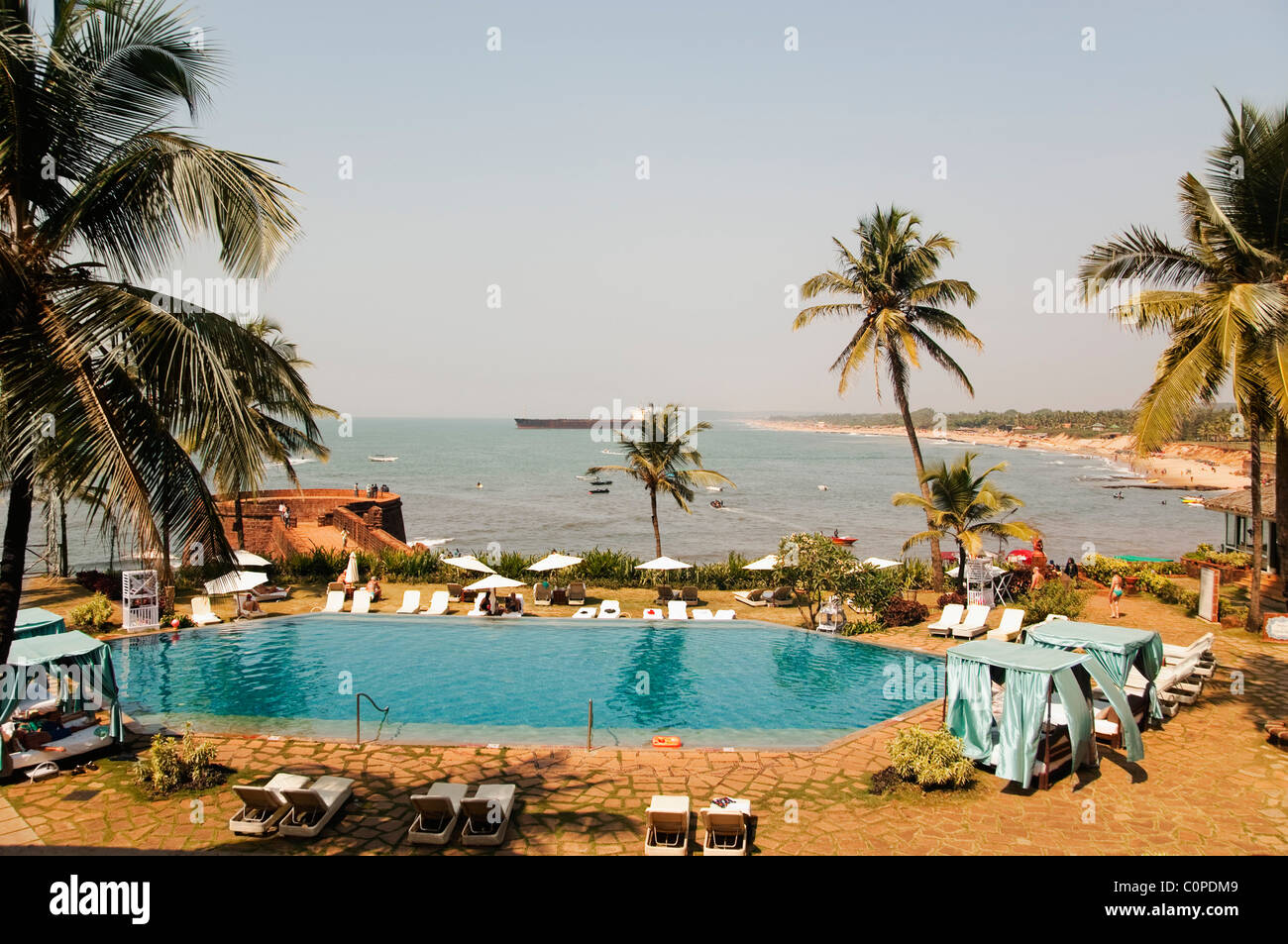 Complesso turistico sulla spiaggia, Goa, India Foto Stock