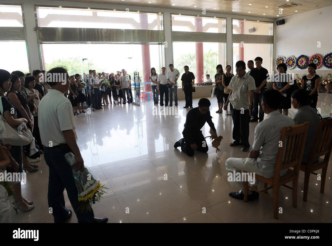 Lo sposo sposa amante morto un lutto per lo sposo va in giù su un ginocchio e infila un anello nuziale al dito della sua sposa - come ella Foto Stock