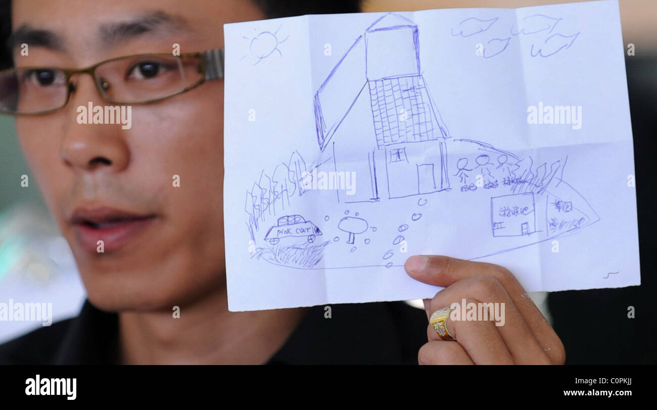 Lo sposo sposa amante morto un lutto per lo sposo va in giù su un ginocchio e infila un anello nuziale al dito della sua sposa - come ella Foto Stock