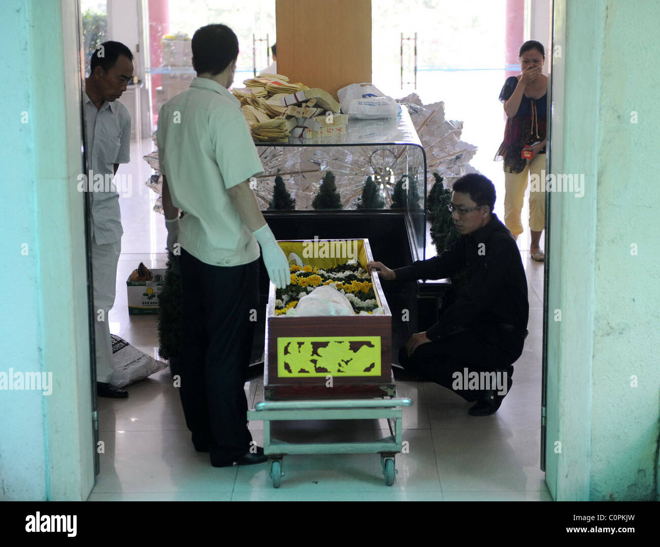 Lo sposo sposa amante morto un lutto per lo sposo va in giù su un ginocchio e infila un anello nuziale al dito della sua sposa - come ella Foto Stock