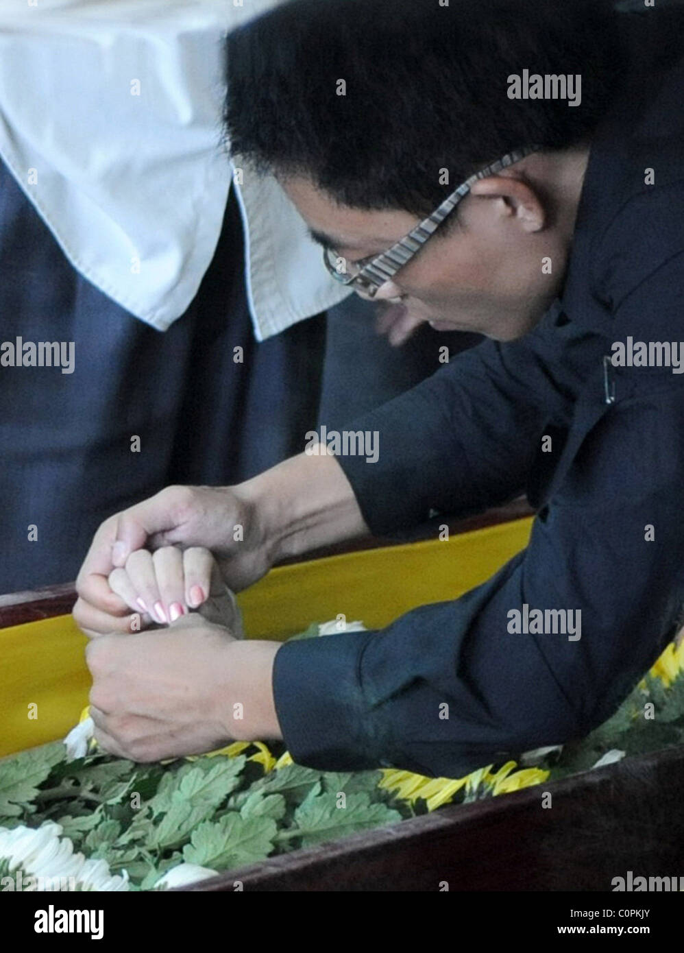 Lo sposo sposa amante morto un lutto per lo sposo va in giù su un ginocchio e infila un anello nuziale al dito della sua sposa - come ella Foto Stock