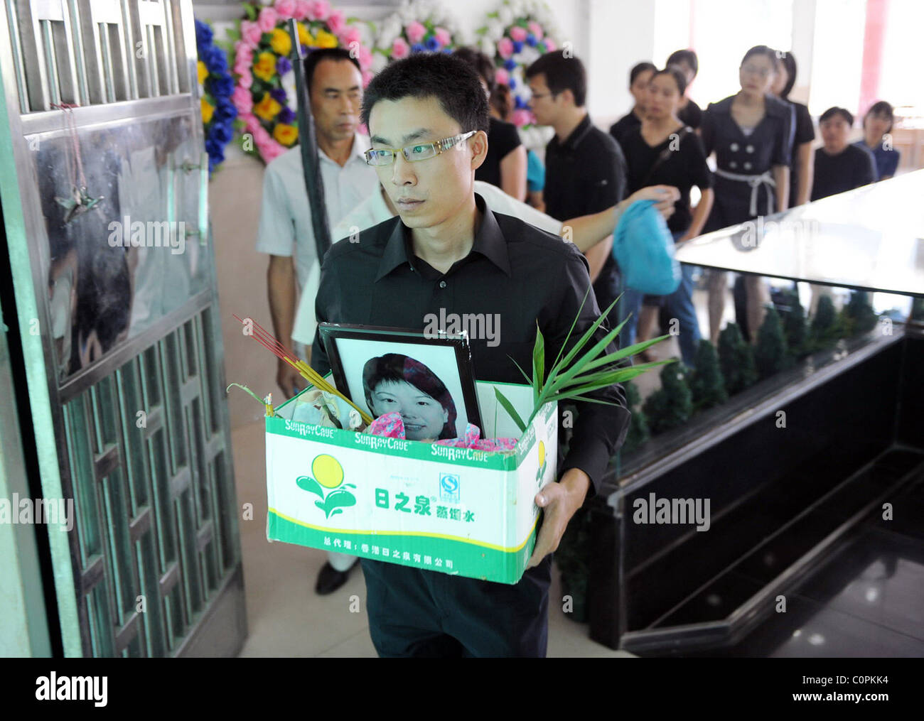 Lo sposo sposa amante morto un lutto per lo sposo va in giù su un ginocchio e infila un anello nuziale al dito della sua sposa - come ella Foto Stock