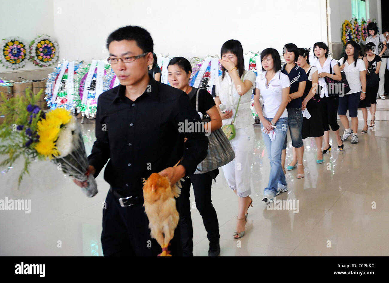 Lo sposo sposa amante morto un lutto per lo sposo va in giù su un ginocchio e infila un anello nuziale al dito della sua sposa - come ella Foto Stock
