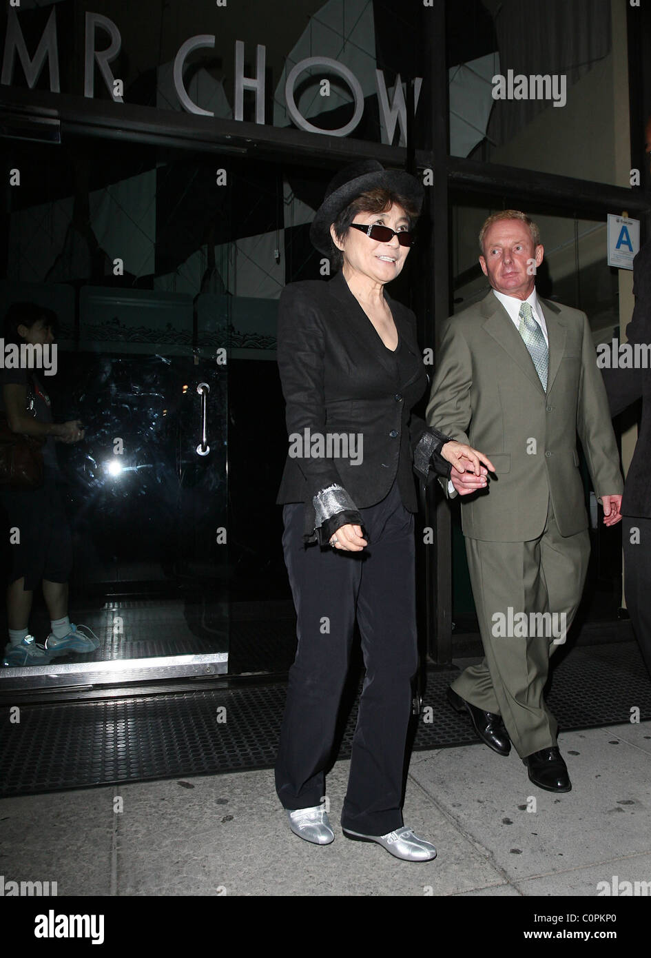 Yoko Ono al signor Chow Restaurant accompagnato da lungo tempo pubblicista Eliott Mintz Los Angeles, California - 13.07.08 : Foto Stock