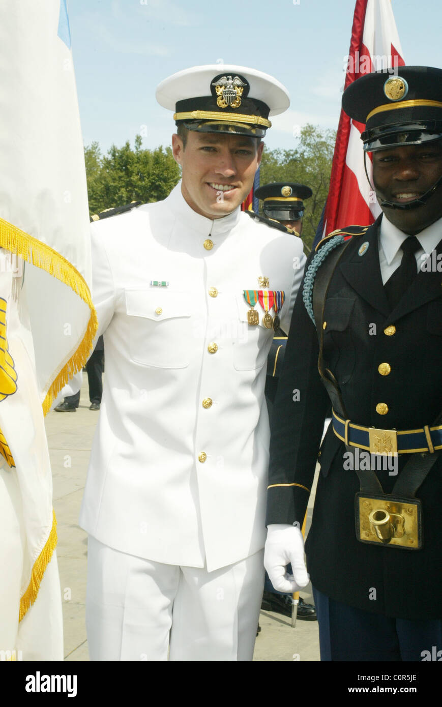 Il tenente Andy Baldwin US NAVY (l'batchelor) terza annuale 'tempo per ricordo' cerimonia per onorare i figli di soldati Foto Stock