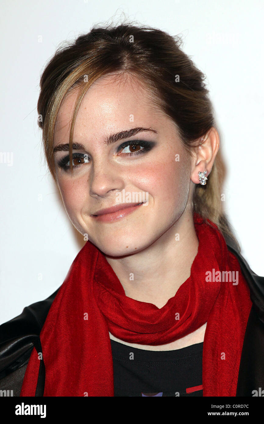 Emma Watson apertura VIP notte per la Somerset House Ice Rink di Londra -  Inghilterra - 18.11.08 Lia Toby Foto stock - Alamy