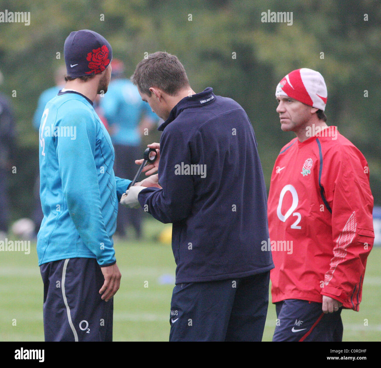 Danny Cipriani, ha la sua mano strapped durante la formazione in Inghilterra England rugby team training presso la struttura Pennyhill Park Hotel Foto Stock